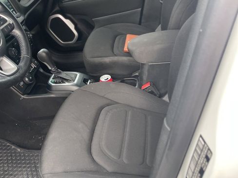 Used 2018 Jeep Renegade Latitude w/ Cold Weather Group image 11