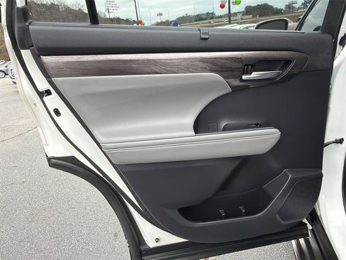 Used 2021 Toyota Highlander Limited image 22
