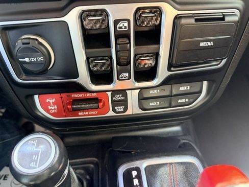 Used 2020 Jeep Gladiator Rubicon w/ Dual Top Group AWD/4WD image 31