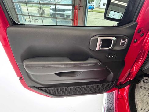 Used 2019 Jeep Wrangler Unlimited Sahara w/ Dual Top Group AWD/4WD image 17