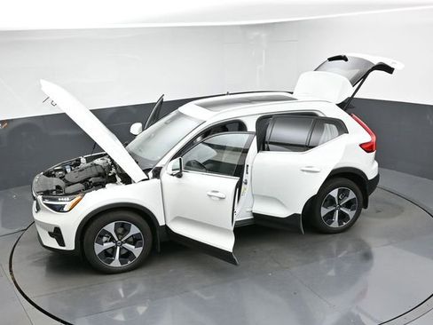 Used 2023 Volvo XC40 B4 Plus w/ Protection Package Premier image 50