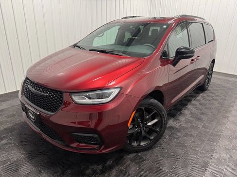 Used 2023 Chrysler Pacifica Limited w/ Uconnect Theater Family Group image 62