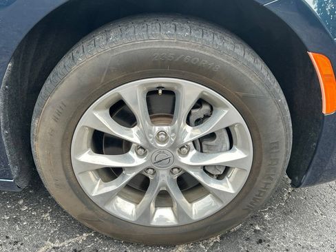 Used 2022 Chrysler Pacifica Touring-L AWD/4WD image 9