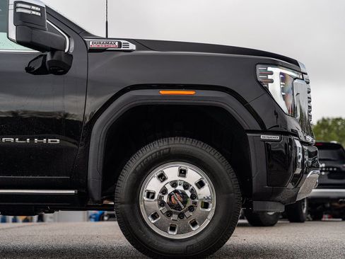 Used 2025 GMC Sierra 3500 Denali w/ Denali Reserve Package image 17