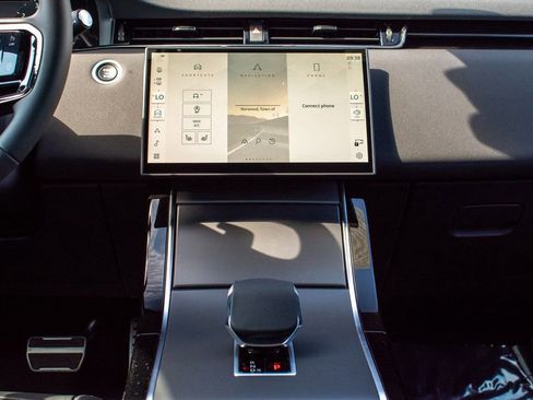 New 2024 Land Rover Range Rover Evoque Dynamic SE image 18