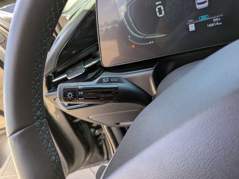 Certified 2024 Kia Niro EX FWD image 31