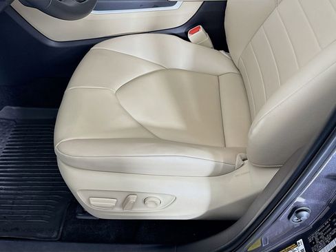 Used 2025 Toyota Highlander XLE image 12