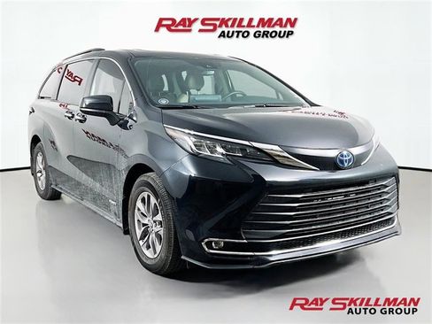Used 2021 Toyota Sienna XLE image 1