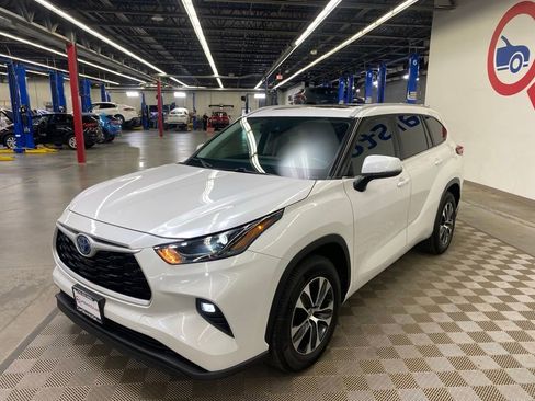 Used 2024 Toyota Highlander XLE FWD image 4