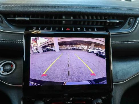 Used 2023 Jeep Grand Cherokee Limited image 25