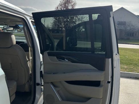Used 2016 Cadillac Escalade ESV Luxury image 40