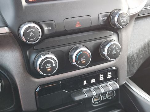 Used 2019 RAM 1500 4x4 Crew Cab image 13