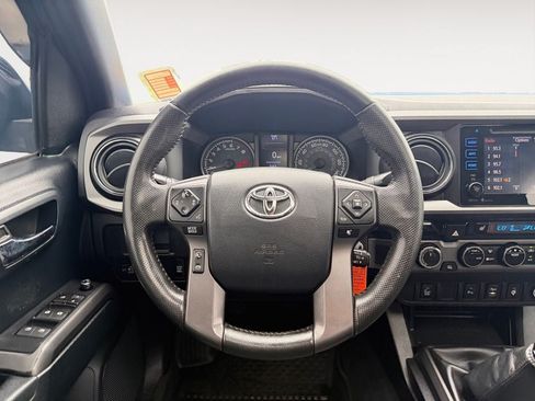 Used 2016 Toyota Tacoma TRD Off-Road w/ Premium & Technology Package AWD/4WD image 13