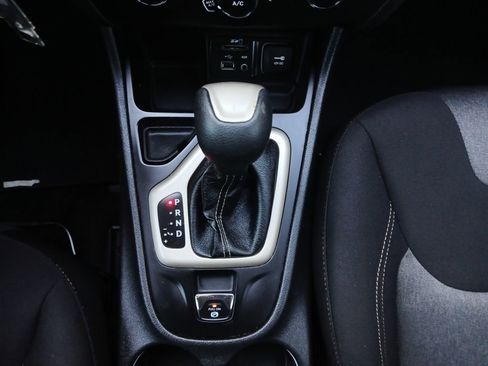 Used 2018 Jeep Cherokee Latitude FWD image 10