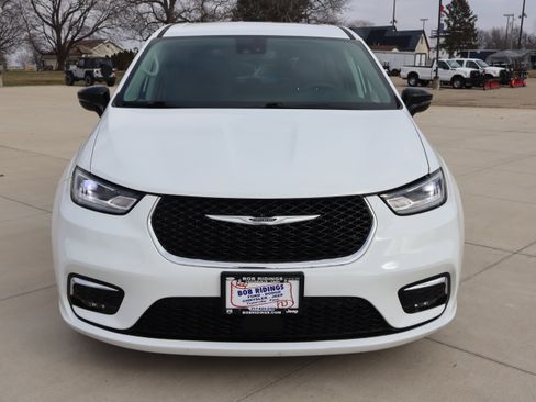 Used 2024 Chrysler Pacifica Touring-L image 2