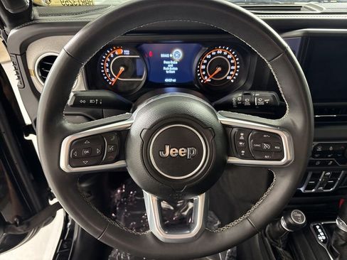 Used 2025 Jeep Wrangler Unlimited Sahara AWD/4WD image 27