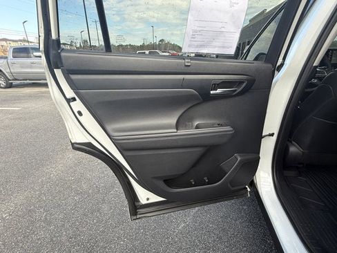 Used 2020 Toyota Highlander XLE image 14