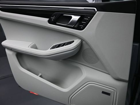 Certified 2025 Porsche Macan AWD/4WD image 25