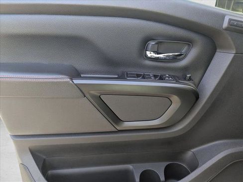 Used 2021 Nissan Titan PRO-4X w/ Pro-4x Convenience Package image 9