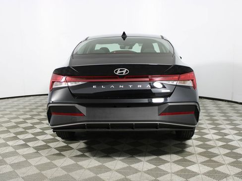 Used 2025 Hyundai Elantra Blue image 32