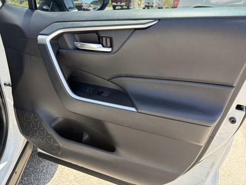 Used 2022 Toyota RAV4 XLE image 16