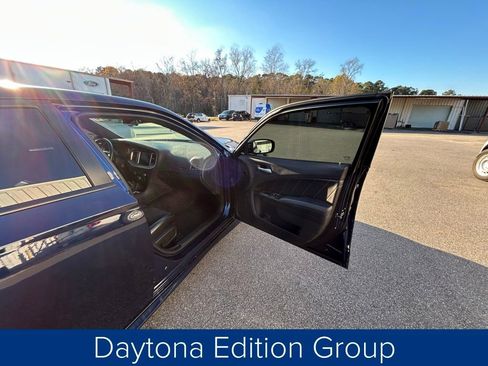 Used 2017 Dodge Charger R/T image 23