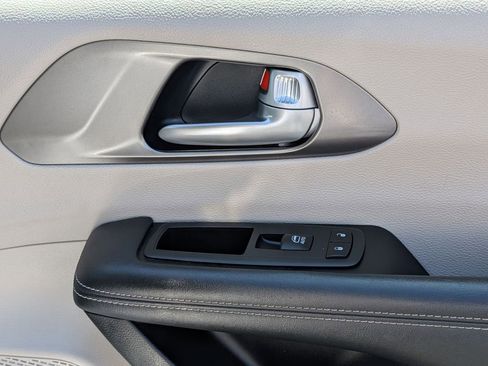 Used 2024 Chrysler Pacifica Touring-L FWD image 32