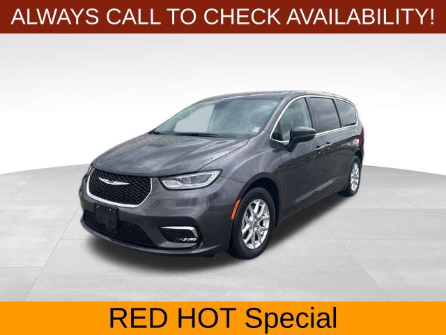 Used 2023 Chrysler Pacifica Touring-L FWD image 3