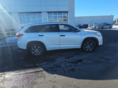 Used 2018 Toyota Highlander XLE image 2