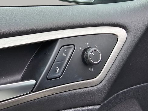 Used 2017 Volkswagen Golf S image 27