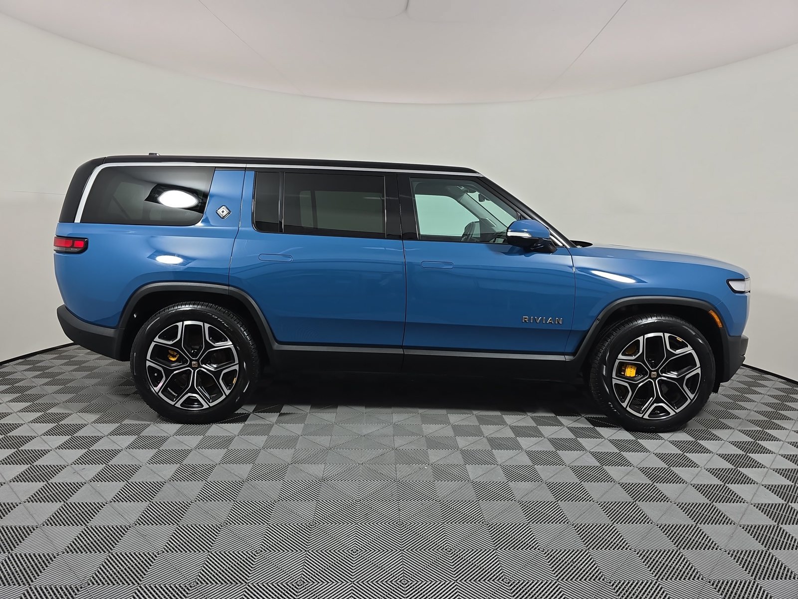 Used 2023 Rivian R1S Launch Edition Quad AWD/4WD image 6