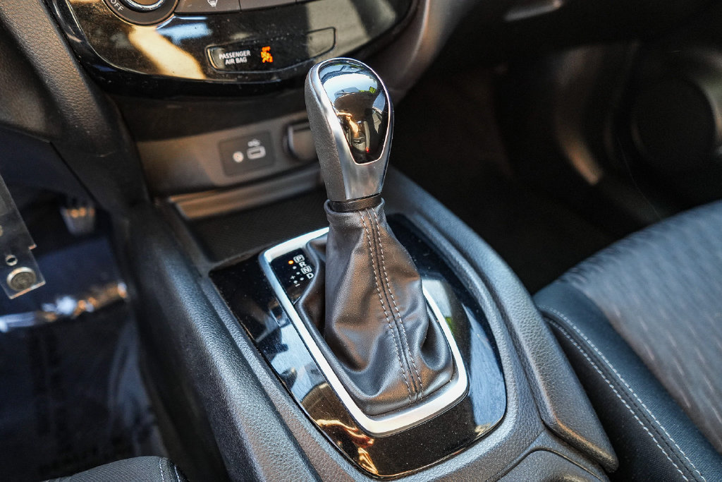 Used 2018 Nissan Rogue S FWD image 18