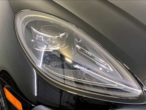 Certified 2023 Porsche Macan image 12
