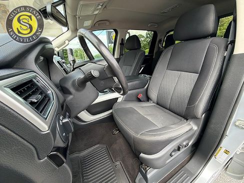 Used 2019 Nissan Titan SV w/ SV Convenience Package AWD/4WD image 12
