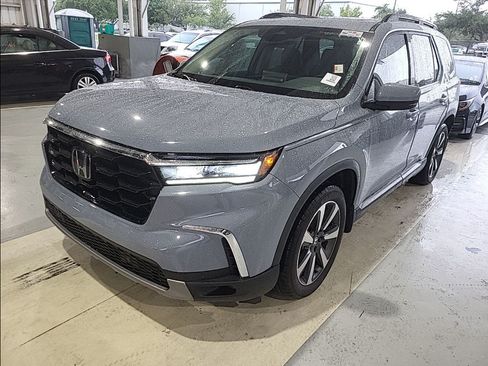 Used 2024 Honda Pilot Touring image 1