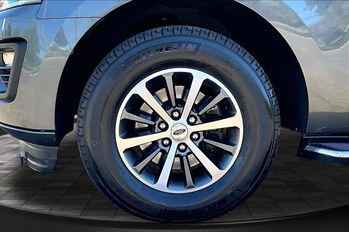 Used 2018 Ford Expedition XLT w/ Equipment Group 202A AWD/4WD image 40