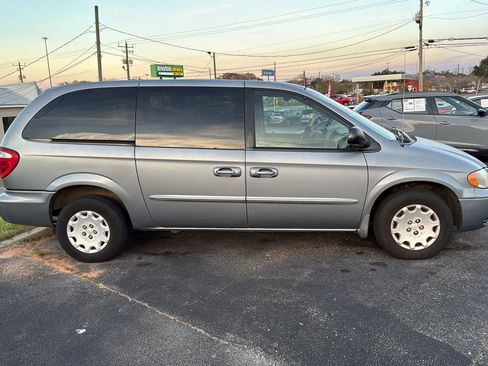 Used 2003 Chrysler Town & Country image 4
