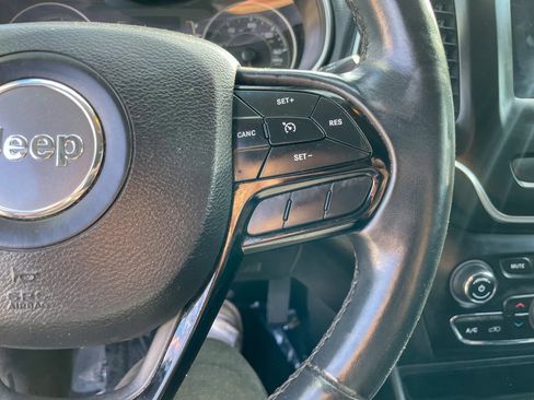 Used 2019 Jeep Cherokee Latitude Plus AWD/4WD image 16