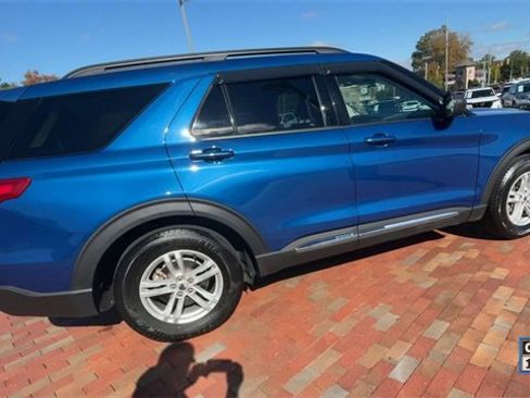 Used 2022 Ford Explorer XLT image 2