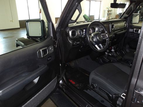 Used 2022 Jeep Gladiator Overland w/ Cold Weather Group AWD/4WD image 8