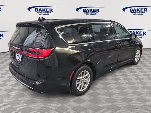 Used 2024 Chrysler Pacifica Touring-L image 7