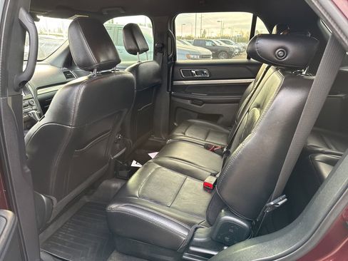 Used 2018 Ford Explorer XLT w/ Equipment Group 202A image 8