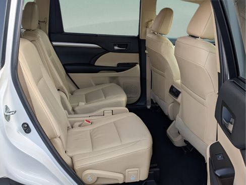 Used 2019 Toyota Highlander XLE FWD image 15