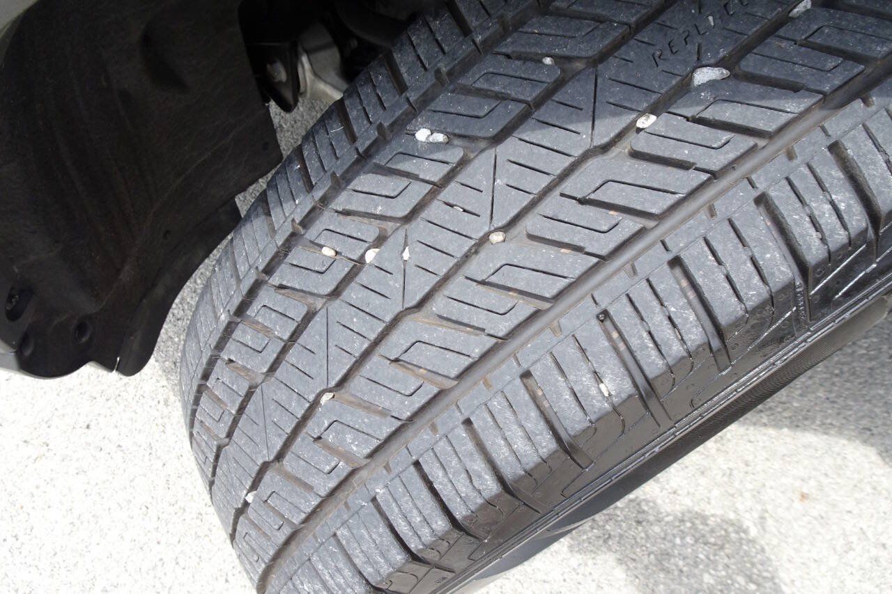 Used 2020 Ford Explorer XLT w/ Equipment Group 202A AWD/4WD image 12