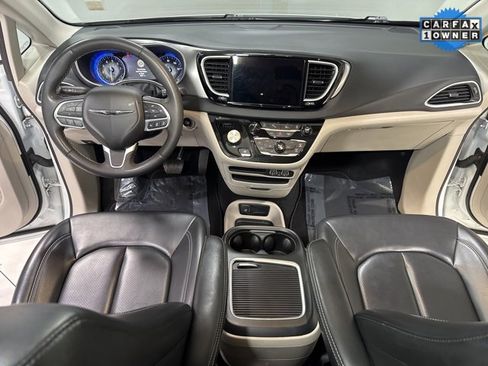 Used 2023 Chrysler Pacifica Touring-L image 13