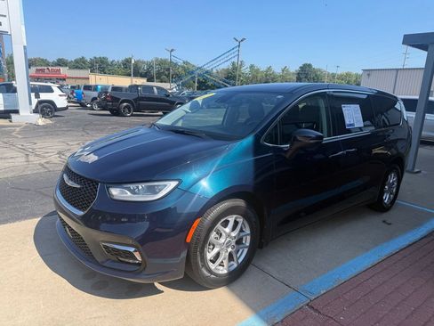 Used 2023 Chrysler Pacifica Touring-L FWD image 3