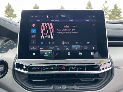 Used 2025 Jeep Compass Limited image 31