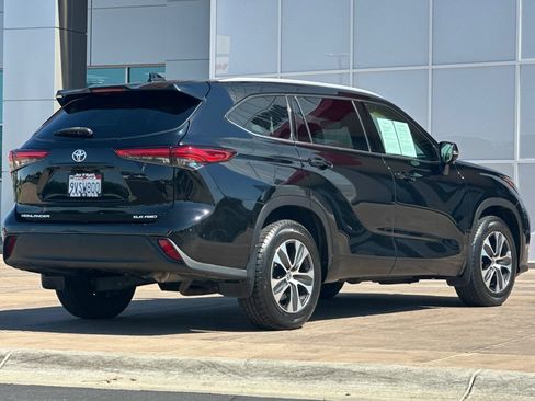 Used 2022 Toyota Highlander XLE AWD/4WD image 4
