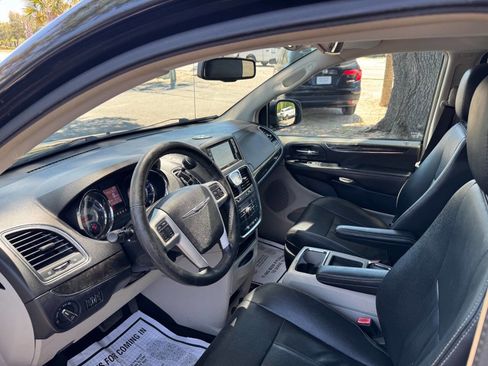 Used 2014 Chrysler Town & Country Touring FWD image 9
