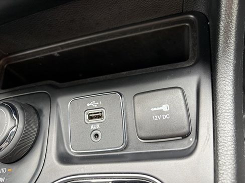 Used 2019 Jeep Cherokee Limited AWD/4WD image 36